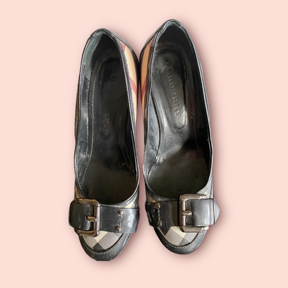 Burberry Round Toe Pumps - Picture 3 of 3